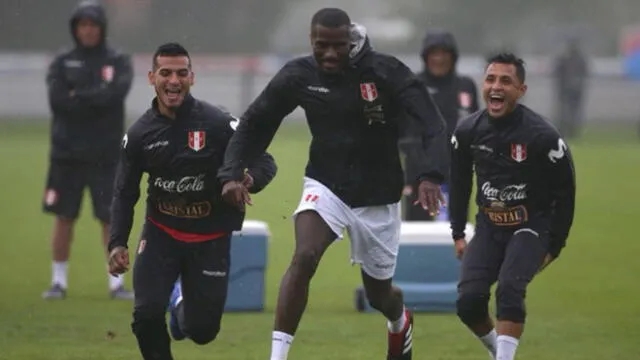 Selección peruana entrenó bajo la lluvia y Ricardo Gareca ratificó el mismo once