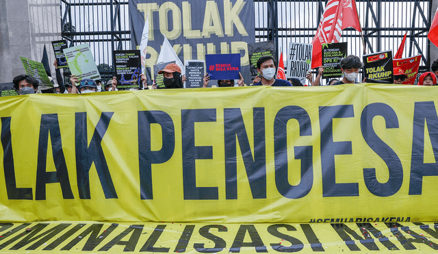 Manifestantes sostienen pancartas que rechazan el borrador de la nueva ley penal. Foto EFE