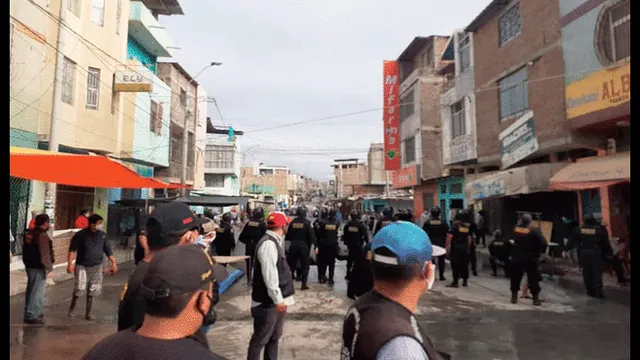 Agentes del Serenazgo, con ayuda de la Policía Nacional, desalojaron a los comerciantes informales.