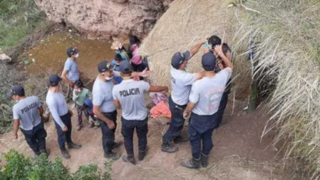 Policía Nacional del Perú (PNP) ayuda a familia. Créditos: PNP Huancavelica.