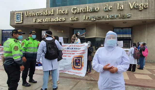 Alumnos protestan en el frontis de la UIGV | Créditos: Jessica Merino/ URPI-GLR