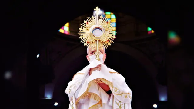 Robert Prevost lideró procesión del "Corpus Christi" por el Parque de Chiclayo.