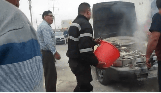 Los Olivos: taxi se incendia en Av. Naranjal [Video]