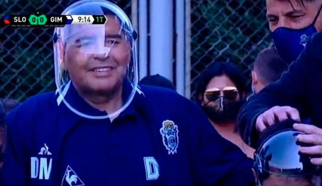 Maradona lució un casco especial anti COVID-19 en el amistoso Gimnasia La Plata - San Lorenzo. Foto: TNT Sports
