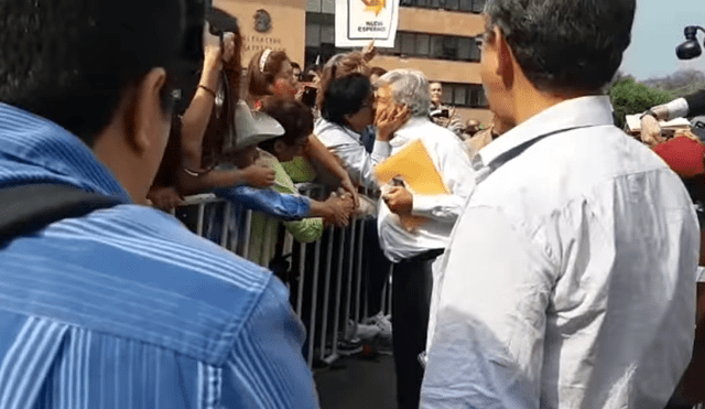 Facebook: Le roban beso en la boca a candidato presidencial de México [VIDEO]