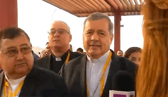 Chile: Obispo González empujó a periodista que se acercó a Juan Barros [VIDEO]