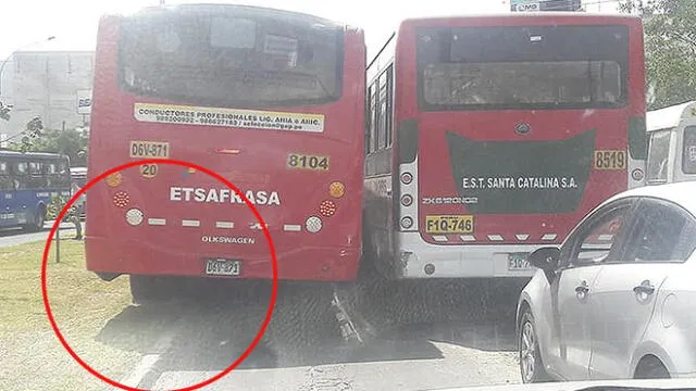 Surco: vehículo de servicio público invade jardín central de vía 