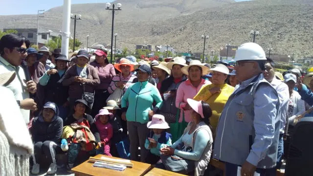 Arequipa: padres protestan porque sus hijos no caben en las carpetas que les entregaron 