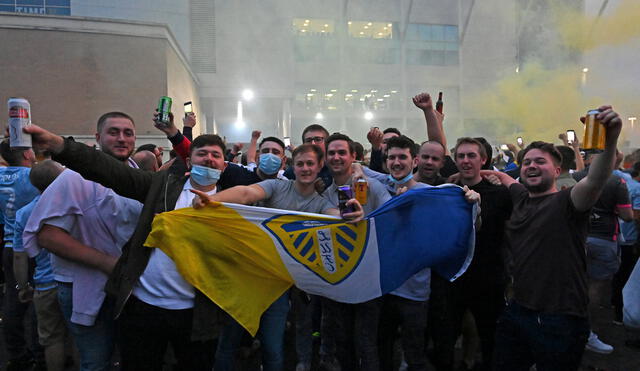 Leeds United: Hinchas celebran título y ascenso cantando ‘We are de champions’ de Queen.