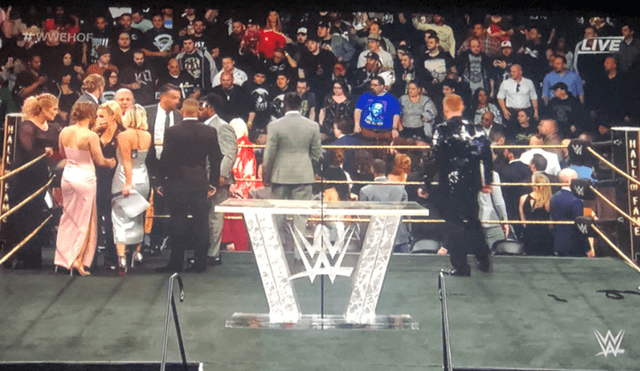 WWE: Bret Hart sufrió ataque de inadaptado durante discurso en el HOF [VIDEO]