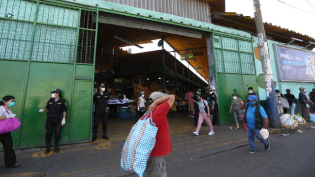 Agentes del orden también supervisaron el orden en el Mercado de Frutas de Caquetá. (Foto: Rodolfo Contreras / La República)