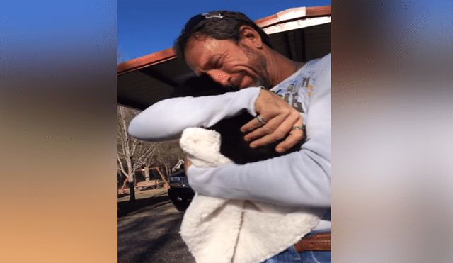 Un video viral muestra como un hombre reacciona de manera conmovedora cuando le regalan un perro bebé.