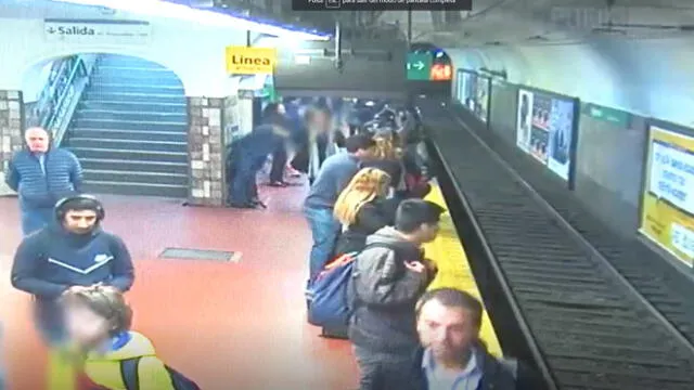 Mujer es empujada accidentalmente a las vías del tren y pasajeros la salvan a centímetros de ser arrollada [VIDEO]