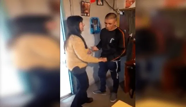 En Facebook, un joven sorprendió a su madre con sus dotes en la danza al ritmo de una conocida cumbia.