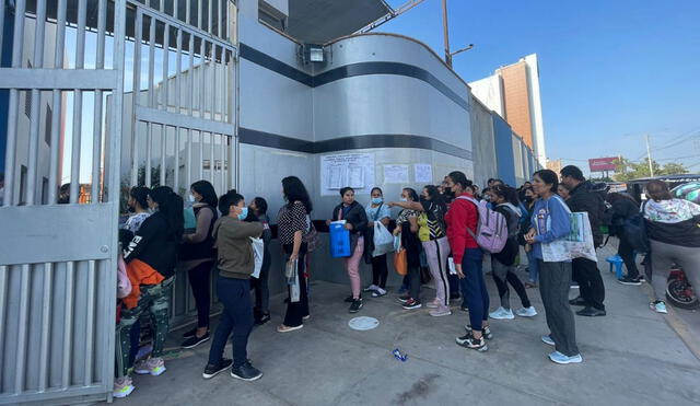 Padres forman largas colas para matricular a sus hijos en el Karl Weiss