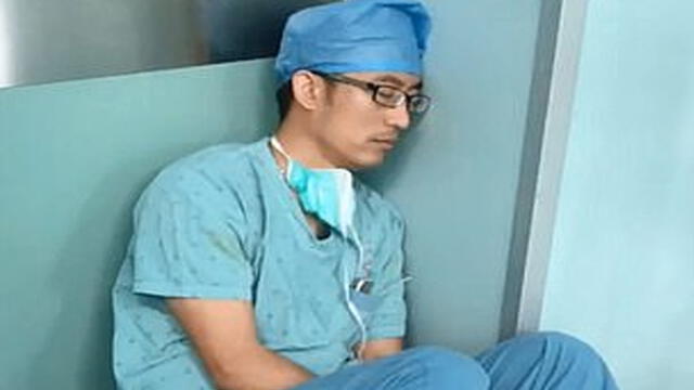 El doctor Dai Yu se quedó completamente dormido tras extensa jornada de operaciones. Foto: Difusión