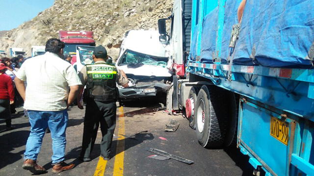 Choque de Minivan con camión deja 12 heridos en Arequipa [VIDEO]
