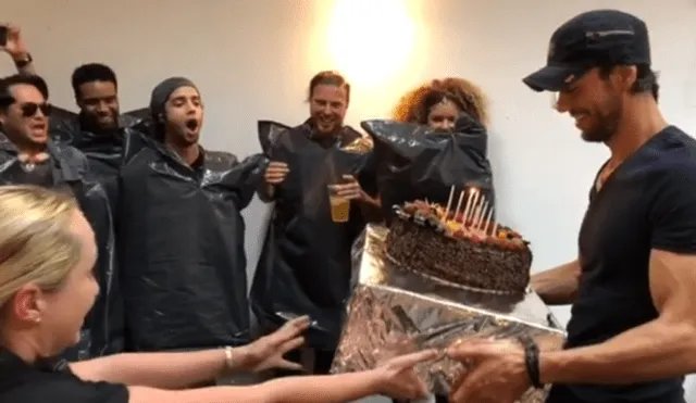 En Instagram, Enrique Iglesias lanzó su torta de cumpleaños a sus amigos [VIDEO]