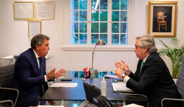 El mandatario Alberto Fernández (d) en reunión con el titular del Ente Nacional de Comunicaciones, Claudio Ambrosini. Foto: Presidencia de Argentina