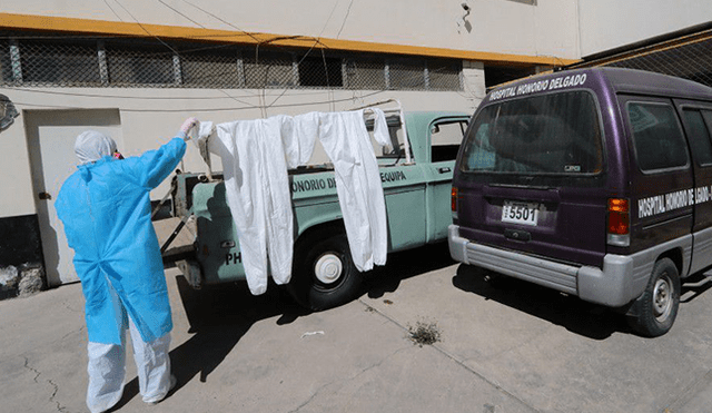 Médico lavando traje de protección en el hospital Honorio Delgado de Arequipa. Foto: Difusión.