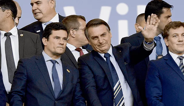 ¿Imparcial? Exjuez y ahora ministro de Justicia, Sergio Moro (izq.) al lado del presidente de Brasil, Jair Bolsonaro (centro).