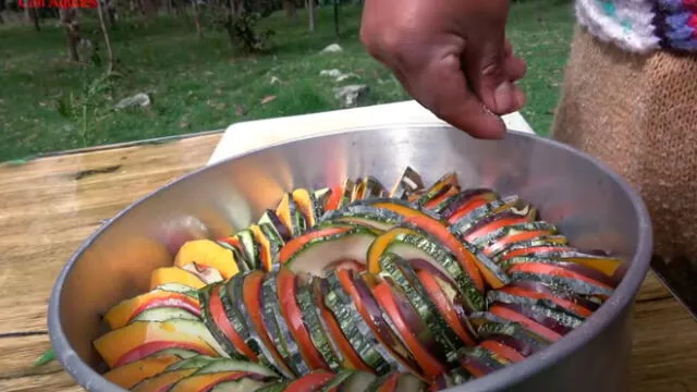 Desliza las imágenes para ver toda la preparación que hizo este cocinero peruano para cocinar el 'Ratatouile'. Foto: Cocinando con Aquiles/Facebook