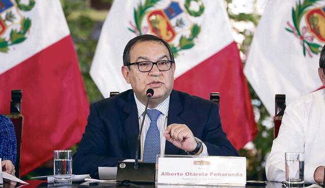 El premier Alberto Otárola comunicó el retorno del curso de Educación Cívica. Foto: Archivo LR