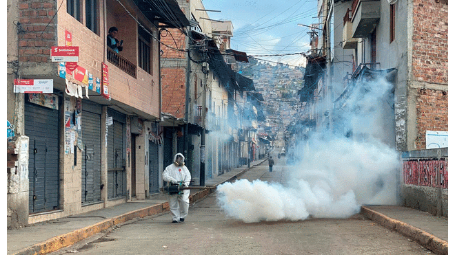 Realizan acciones de fumigación en la ciudad de Cajamarca.
