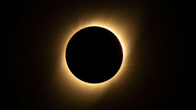 Momento en que la corona solar rodeó la Luna. Foto: AFP.