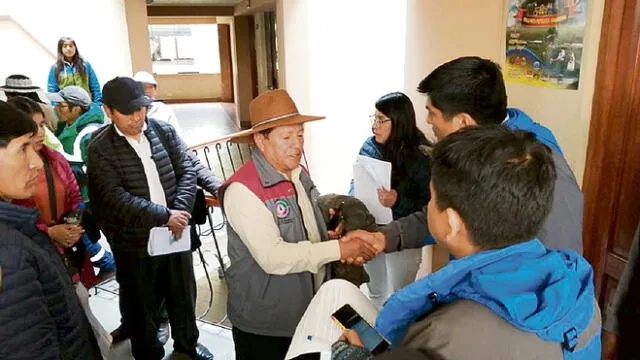 acuerdo. Dirigente de comunidad de Espinar estrecha mano de funcionario de Senace tras entrega de plan de consulta previa.