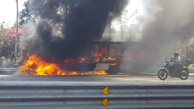Panamericana Sur: bus se incendió en cruce con Javier Prado [VIDEO]