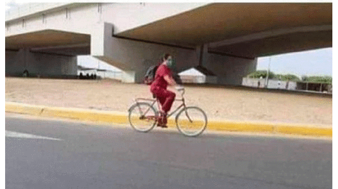 Obstetra Yoshida Irina Eto Aymar maneja bicicleta desde Catacaos a la ciudad de Piura.