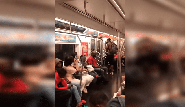 En YouTube, un joven subió al tren interpretando una canción de los Backstreet Boys y no imaginó que los pasajeros se sumarían.