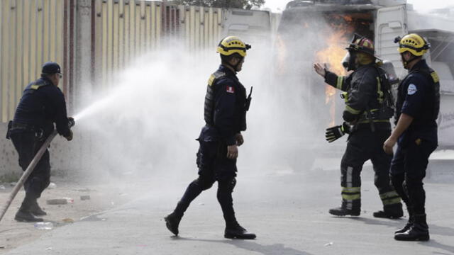 Vivo X el Rock: pánico a las afueras de San Marcos por incendio de ‘foodtruck’ [FOTOS]