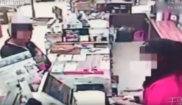 YouTube: Cajera era asaltada, simuló cooperar y sorprendió a ladrón con gran reacción [VIDEO]