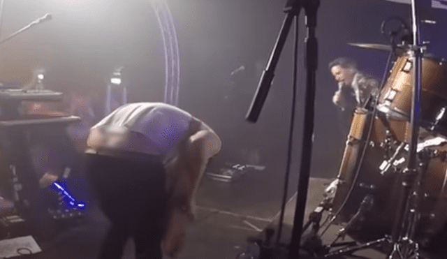 YouTube: Guitarrista arruina concierto tras dejarse llevar por el rock [VIDEO]