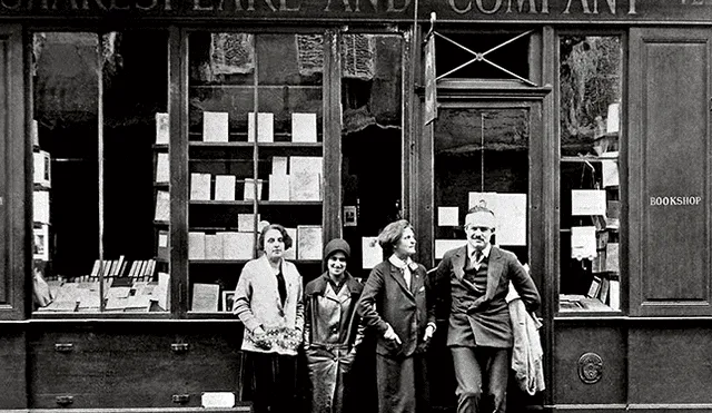 En la puerta. Sylvia Beach, fundadora de la famosa librería parisina, observa al escritor Ernest Hemingway, quien era uno de sus clientes más asiduos.