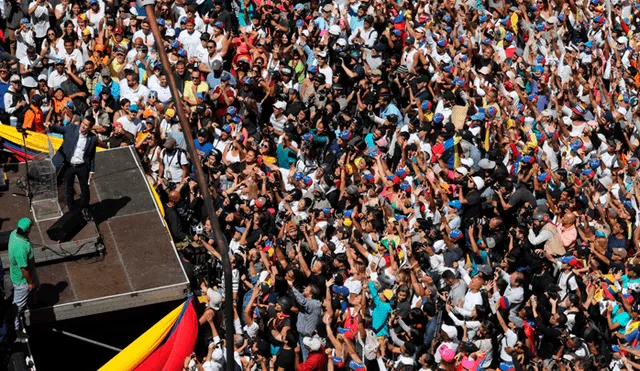 Juan Guaidó rompe protocolo y se toma selfie con la multitud [FOTO y VIDEO]