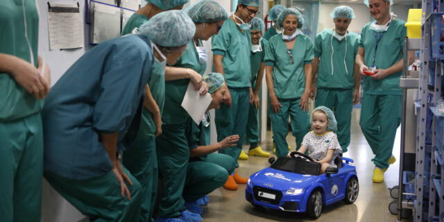 Niños ingresan en autos de juguete al quirófano para perder miedo a las operaciones