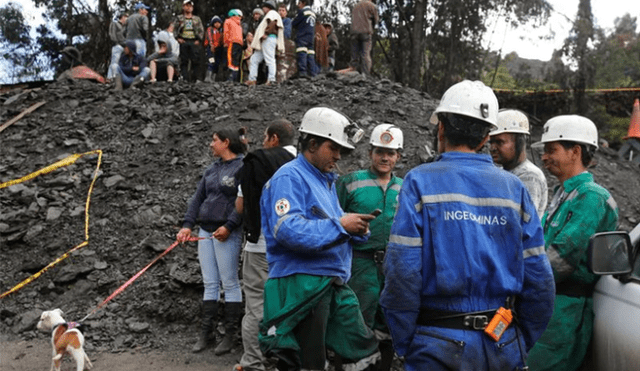 Personal de rescate cuyo fin es hallar a los mineros desaparecidos tras una explosión accidental en Cundinamarca, Colombia.