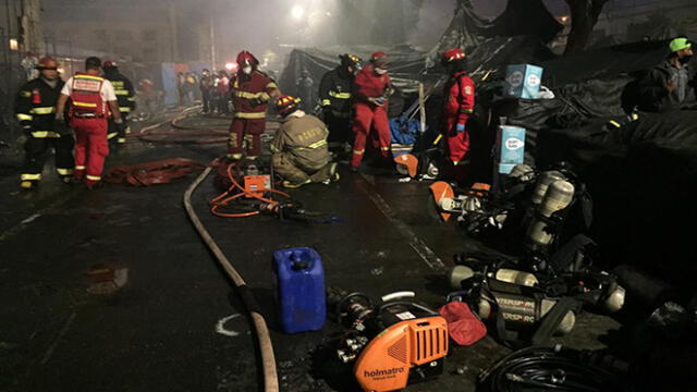 Tras varias horas de trabajo, bomberos lograron apagar las llamas.