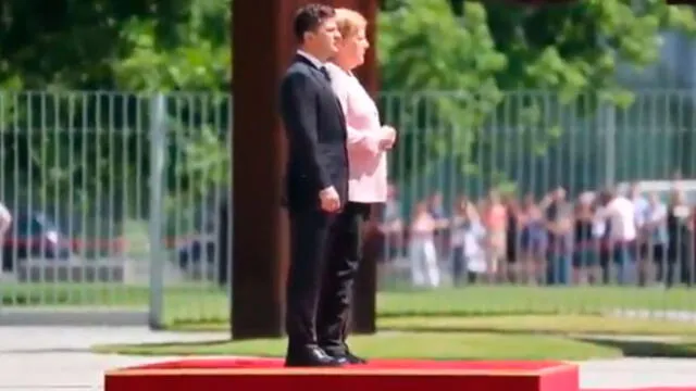 El momento en el que Ángela Merkel sufre de temblores en medio de ceremonia [VIDEO]