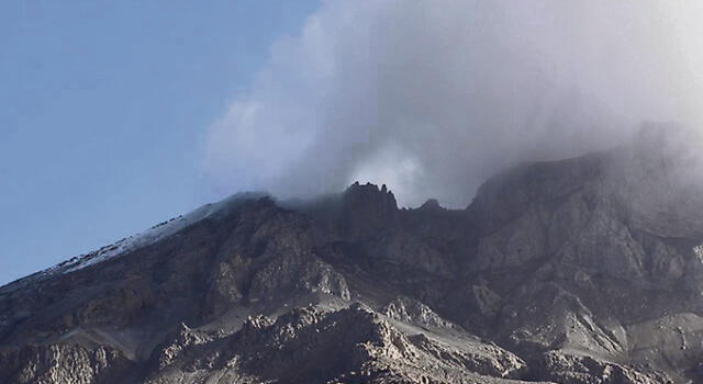 Nuevamente. Volcán Ubinas ayer volvió a erupcionar.