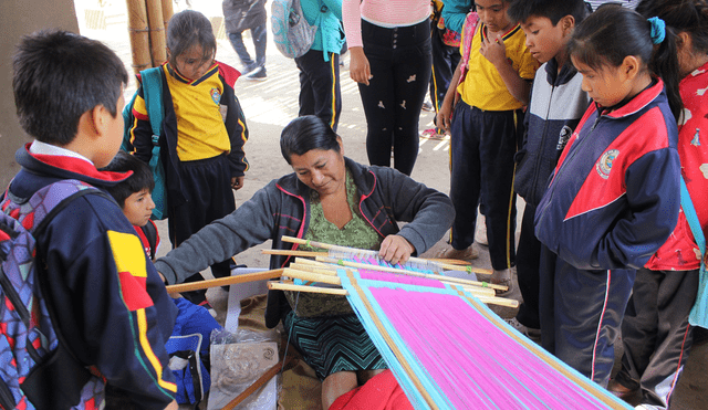 Niños disfrutaron de actividad artesanal con las tejedoras.