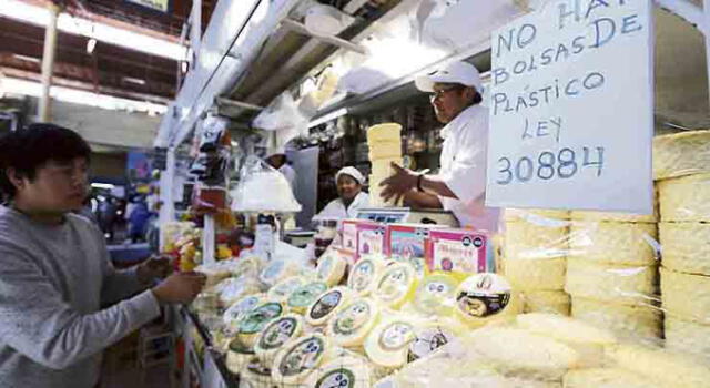 advertidos. La erradicación de bolsas de plástico también llegó al mercado San Camilo. empezando en la sección de quesos.