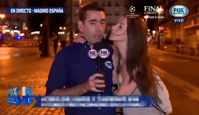 En YouTube periodista colombiano de Fox Sports fue sorprendido por una chica en vivo