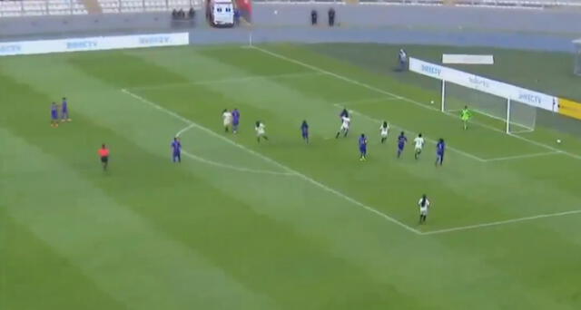 Universitario consiguió el 2-1 con este autogol de la aliancista Fasabi. Foto: Captura de video.