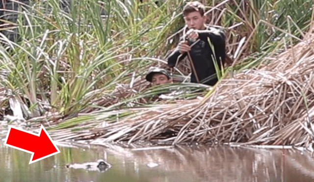 Dos jóvenes quedaron cara a cara con un enorme cocodrilo.