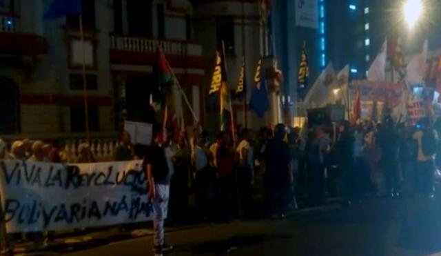 Lima: protestas ante sede de la embajada de Venezuela [VIDEO]