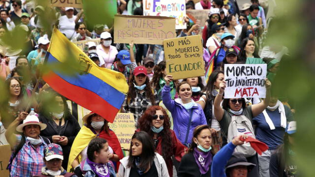 Las mujeres marchan durante el décimo día de una protesta, en los alrededores de la Asamblea Nacional en Quito el 12 de octubre de 2019.